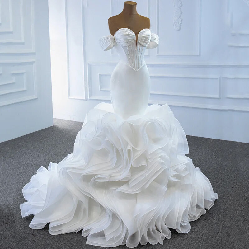 Платье свадебное с юбкой годе, оборками и открытыми плечами