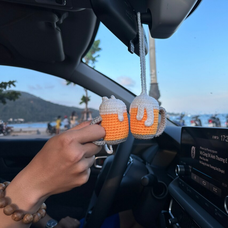 Kreskówka kreatywna ręcznie robiona wisząca mała filiżanka piwa lusterko samochodowe dekoracja uroki ozdoby akcesoria do wnętrz samochodowych wystrój samochodu