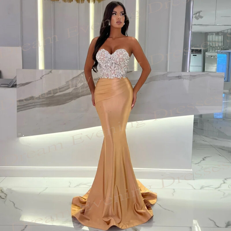 Luksusowe złote suknie wieczorowe syrenka Sweetheart moda bez rękawów satynowe frezowanie drapowane suknie na bal maturalny Vestidos Elegantes Feminino