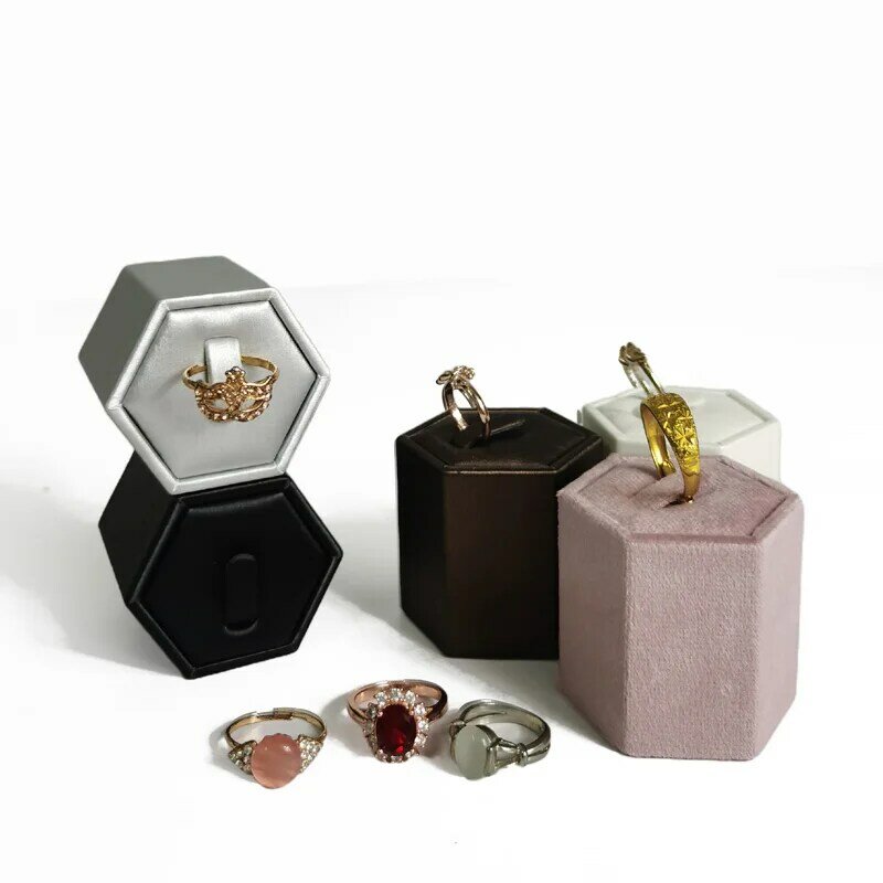 Samll-Exhibidor de anillos Hexagonal cilíndrico, organizador de joyas de cuero o terciopelo, estante de exhibición de anillos