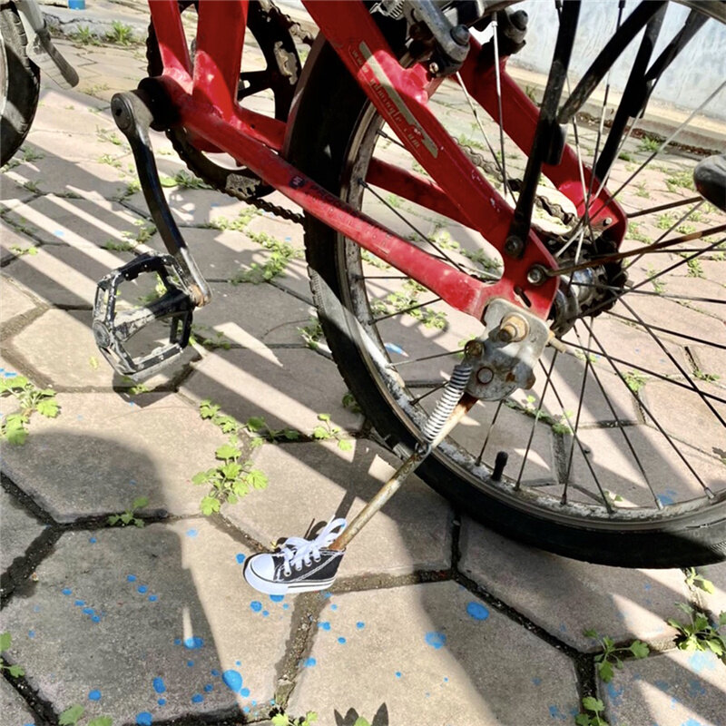 1ชิ้นรถจักรยานยนต์ยืนน่ารักมินิรองเท้าผ้าใบด้านข้างยืนจักรยานขายืน Pad รถจักรยานยนต์ penahan Kaki