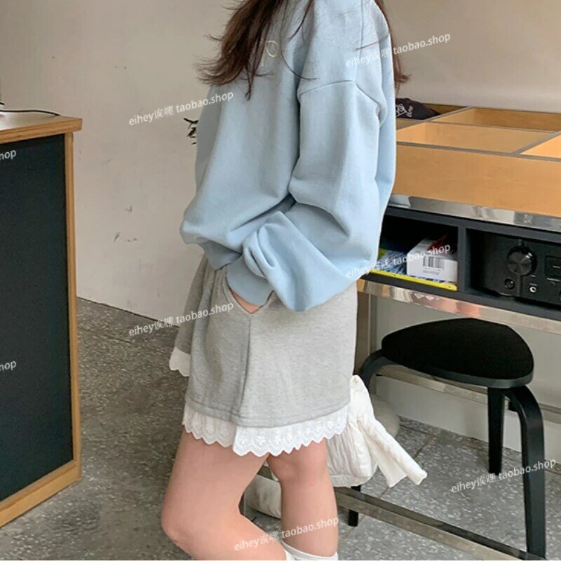 Celana pendek longgar sambungan renda warna kontras Vintage wanita 2024 musim panas baru Korea pinggang tinggi semua cocok celana pendek kaki lebar kasual
