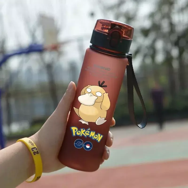 Botol air olahraga luar ruangan, 560ML Pokemon merah kapasitas besar Psyduck Meowth dewasa hadiah cangkir air portabel plastik kartun lucu