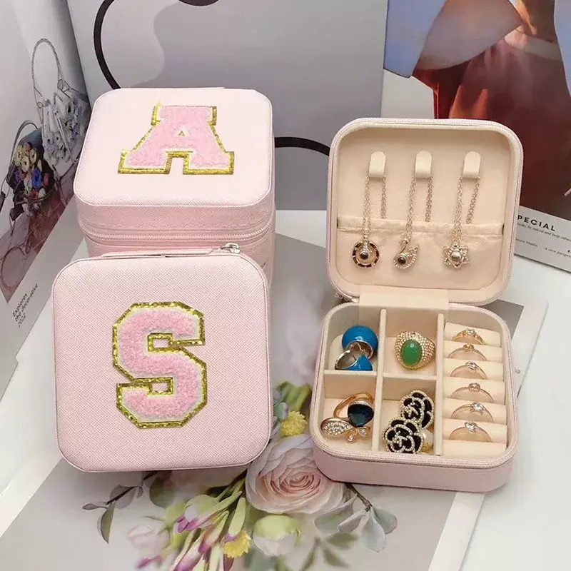 Mini caja de almacenamiento de joyas para dama de honor, estuche de joyería de viaje con letras iniciales con nombre, caja de fiesta de cumpleaños, regalo del Día de la madre