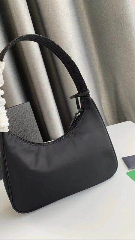 Bolso de nailon con diseño pequeño para mujer, bolsa versátil e informal, ligero, con un solo hombro, novedad de 2023