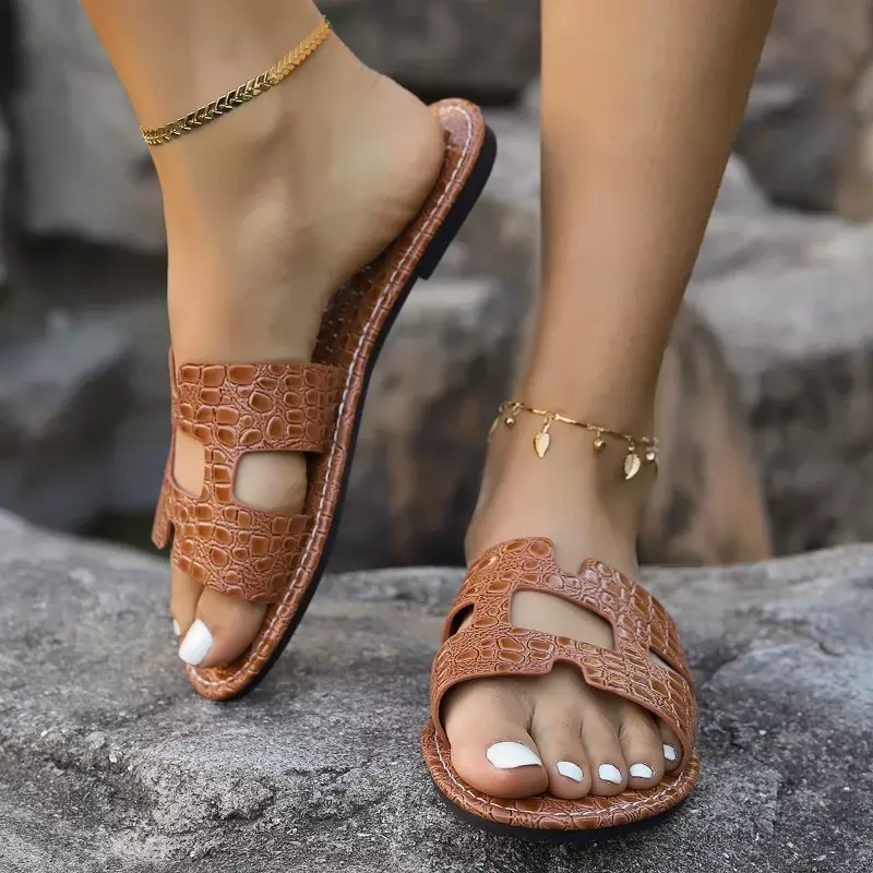 2024 pantofole da donna europee e americane di nuova moda modello coccodrillo sandali a fondo piatto in tinta unita semplici e versatili