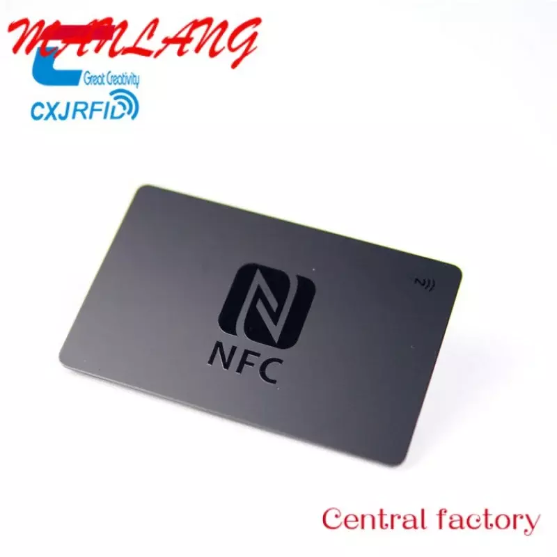 นามบัตร NFC สำหรับสื่อสังคมออนไลน์ผิวด้านสีดำเต็มรูปแบบกำหนดได้เองสำหรับการแชร์โปรไฟล์การติดต่อลิงก์ URL พร้อมโลโก้ UV