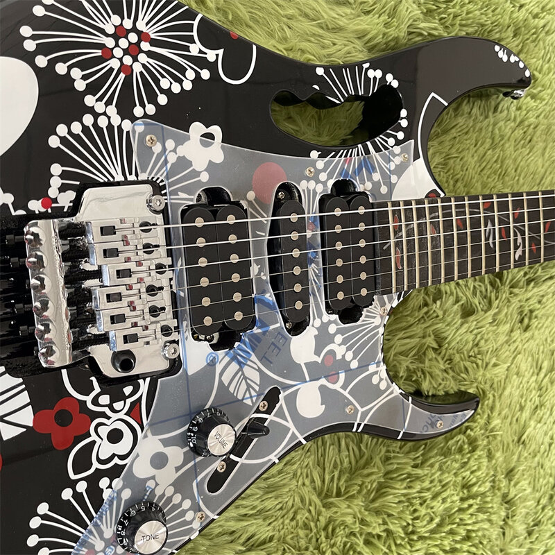 Kostenloser Versand auf Lager E-Gitarre Tremolo-System weiße Hardware-Gitarren Pflaume Bossom E-Gitarre schwarze Gitarre