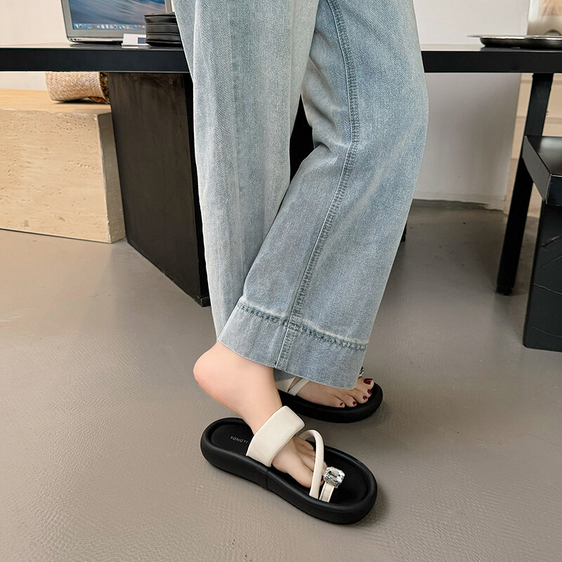 Zapatillas de verano para mujer, chanclas planas con punta de Clip, elegantes, a la moda, para exteriores y playa, 2024