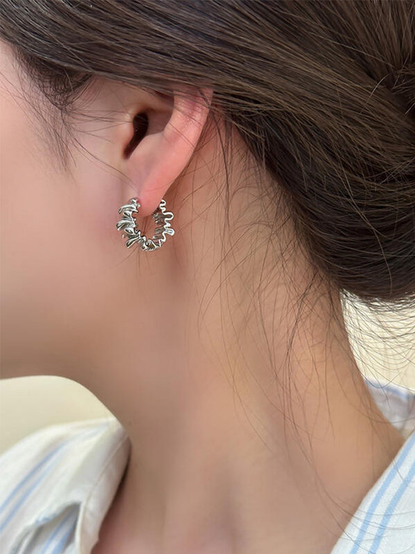 Unregelmäßige gewellte plissierte Ohrringe für Frauen Retro trend ige Kupfer Metall Ohrringe Design einfaches Temperament Senior Modeschmuck