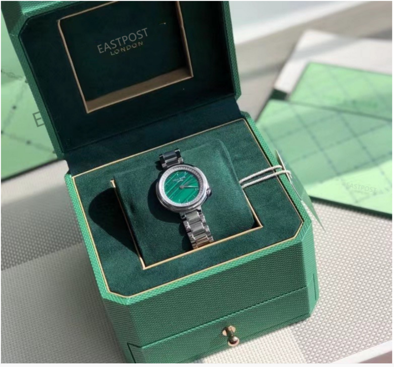 Новые маленькие зеленые часы с изображением звездного неба