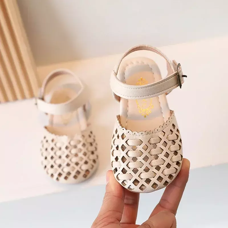Children's Toes Capped Sandals 2024 Summer New Girl's Knitted Hollow Princess Shoes Anti Kick Soft Sole Casual Walking Shoes