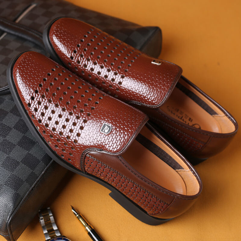 Zapatos de cuero con agujeros para hombre, mocasines informales de suela suave, sandalias transpirables, Zapatillas informales, Tenis masculinos