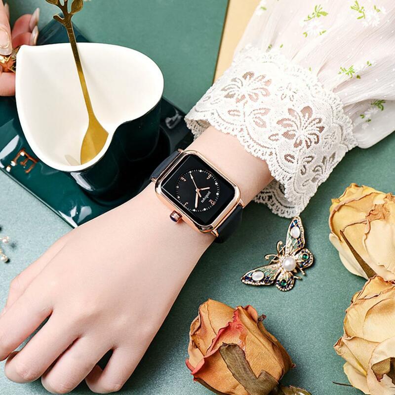 Dames Quartz Horloge Exquise Vierkante Wijzerplaat Quartz Horloge Met Verstelbare Siliconen Band Nachtlampje Hoge Nauwkeurigheid Voor Zoete