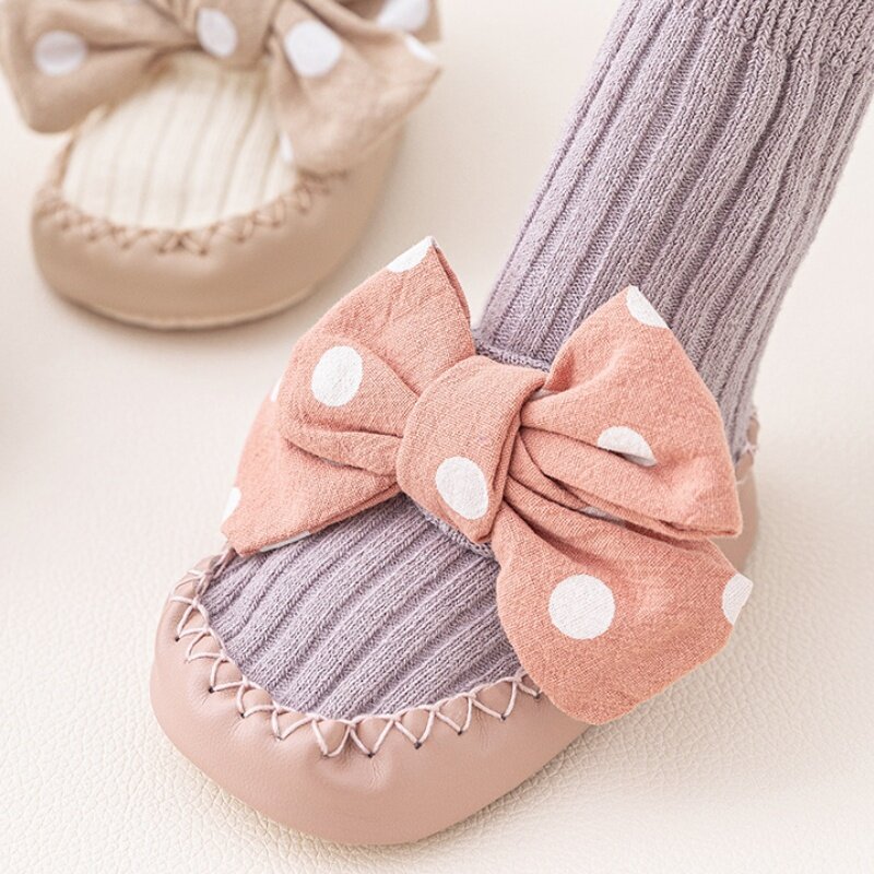Новинка 2023, симпатичные детские напольные туфли, носки с бантом, кожаные носки с низкой подошвой, нескользящая зимняя обувь и носки для малышей