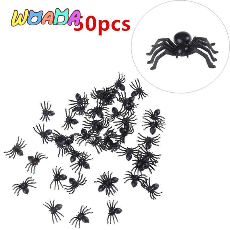 50ชิ้น2ซม. พลาสติกสีดำขนาดเล็กแมงมุมปลอมของเล่นฮาโลวีนแมงมุมตกแต่งตลกแปลกใหม่อุปกรณ์เล่นตลกเล่นตลกสมจริง