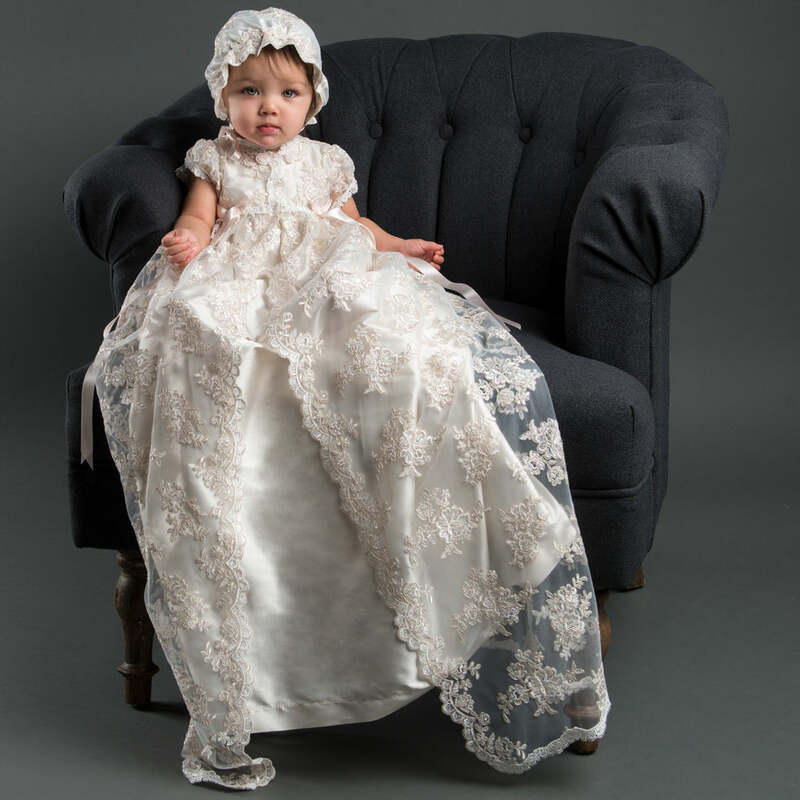 女の赤ちゃんのための花の刺embroideredの洗礼ドレス、長い縞的なクリッニングガウン
