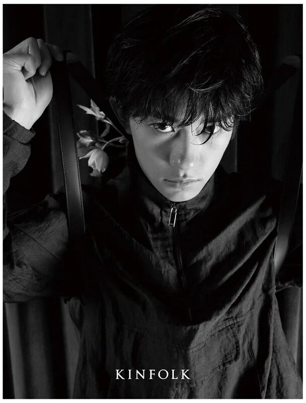 Tfboys yi yang qianxi jackson yee china ator estrela pop música cantor foto capa texto revista livro cartão postal verão 2020