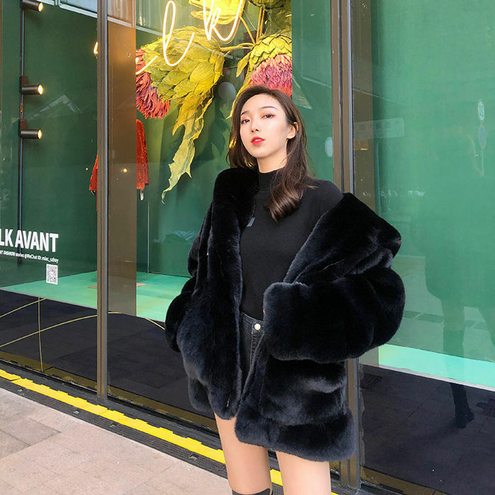 Mantel beludru Mink tebal wanita, jaket versi longgar bulu kelinci imitasi, mantel bulu bertudung mewah musim dingin Korea