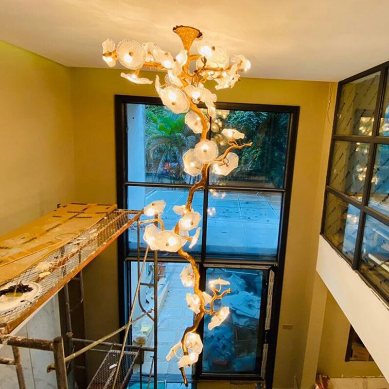 Iluminação moderna grande do candelabro com o abajur da folha do lótus, lâmpada pendurada do ouro para a escadaria, entrada, foyer, dispositivo elétrico claro