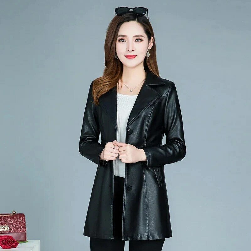 เสื้อแจ็คเก็ตหนังแบบทางการสำหรับผู้หญิงเสื้อโค้ทหนังเก๋ๆสไตล์เกาหลียาวปานกลางพอดีตัวกันลมหนัง PU ลำลอง