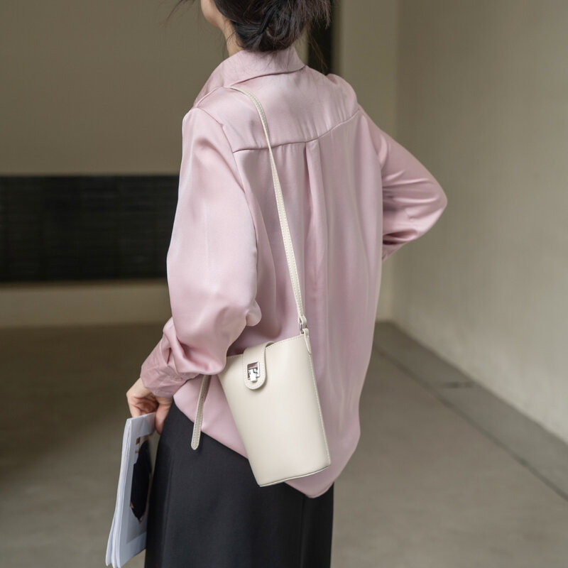 Bolsa de couro crossbody para celular, bolsa vertical feminina, tendência verão, nicho de moda