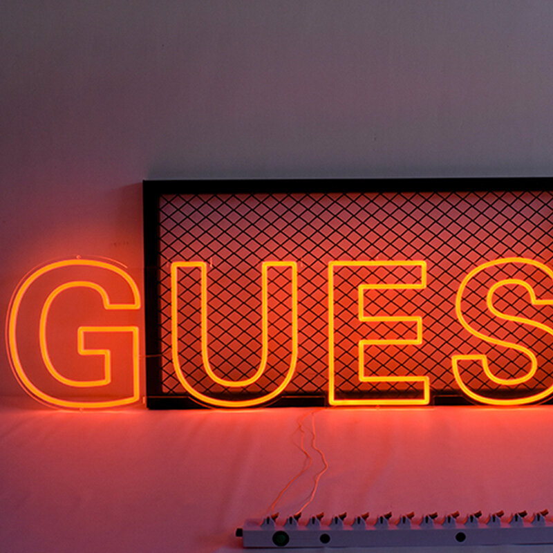 Niestandardowe komercyjne elastyczne akrylowe znaki litery neon LED z logo panelu na tylnej ścianie
