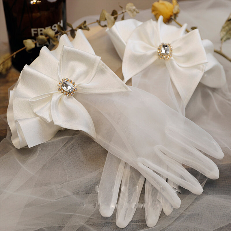 Женские мягкие тюлевые Свадебные перчатки для свадьбы с белым бантом и кристаллами, короткие эластичные перчатки на запястье, Искусственные Свадебные перчатки в стиле 1920-х