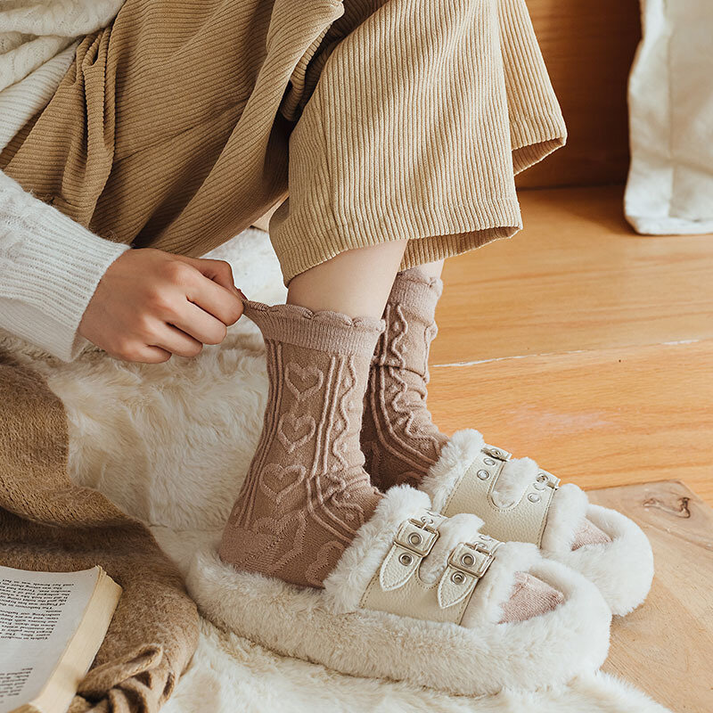 Kaus kaki wol antik kaus kaki setengah tabung dipertebal hangat musim dingin wanita kaus kaki hati cinta renda mulut gelembung manis