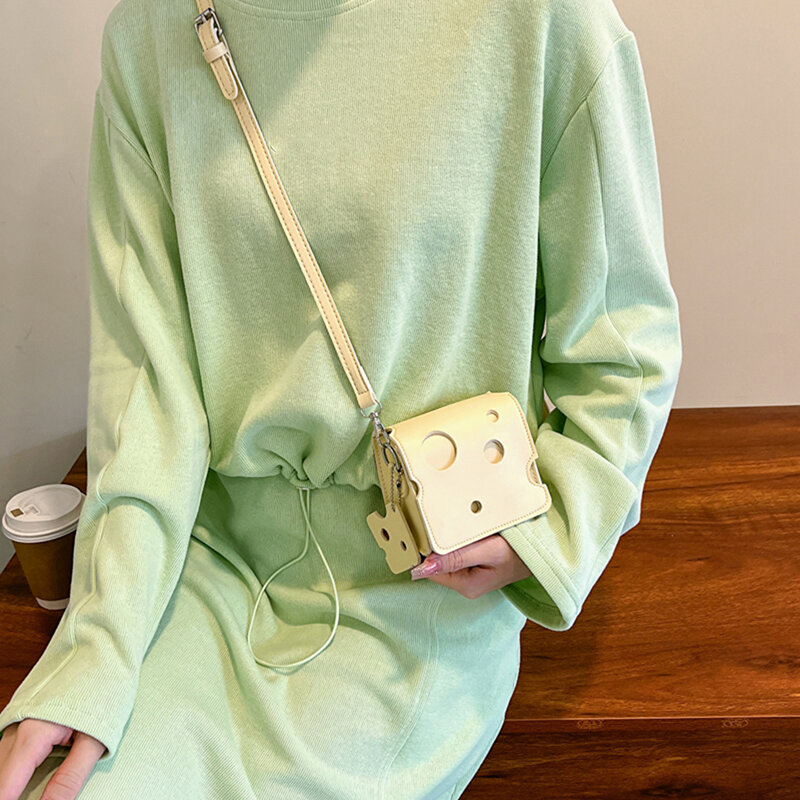 Mini bolsa crossbody para mulheres, couro versátil, forma quadrada, cor doce, bolsas sling, pingente de fatias, bolsas da moda, fresco artístico