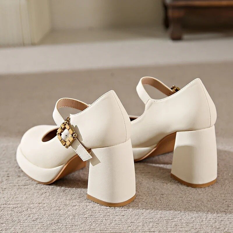 Kleine Lederschuhe im französischen Stil für Frauen, neue dicke Absätze, elegante Einzels chuhe, runde Zehen, weiße High Heels für Frauen