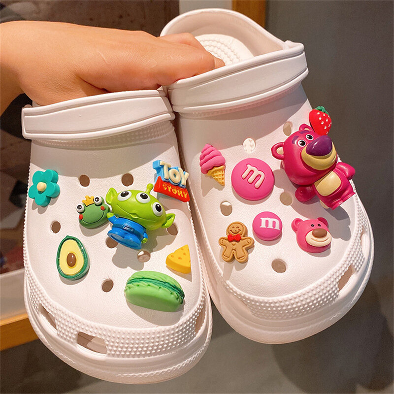Disney Toy Story Three Eyed Monster Strawberry Bear Classic Cartoon accessori per scarpe decorazione fai da te ciondoli per scarpe Set fibbie per scarpe