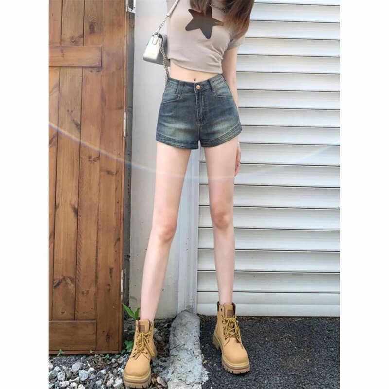 Pantalones cortos de mezclilla ajustados de sección delgada para mujer, versión coreana de cintura alta, pantalones cortos de cadera con paquete de línea a delgada, 2024