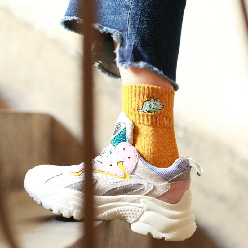 Nuovi calzini di cotone calzini ricamati simpatici cartoni animati per ragazze calzini di media lunghezza antiscivolo traspiranti creativi da donna