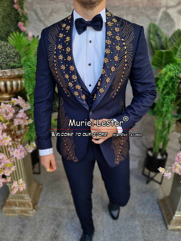 Granatowa garnitury ślubne dla mężczyzn złota z koralikami kamizelka spodnie 3 sztuki formalna smokingi dla pana młodego na zamówienie sukienka biznesowa