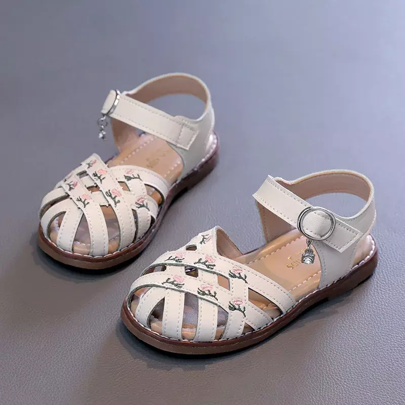 Sandal anak perempuan, musim panas gadis putri sandal manis bordir anak kinerja sepatu Fashion anak-anak kasual potong sandal bawah lembut