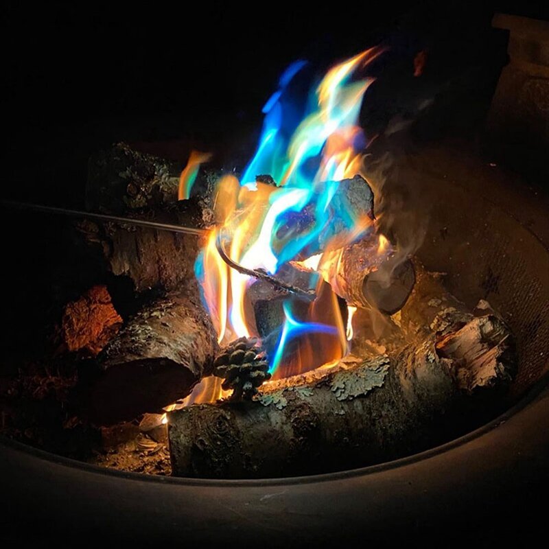 مدفأة خشب الصنوبر المحترقة ، إكسسوارات حرق ، نار ، حفرة نار ، زرقاء وخضراء اللون