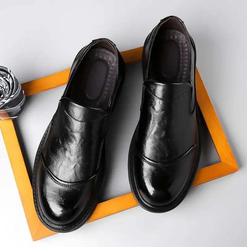 รองเท้าส้นตึกหนังลำลองสำหรับผู้ชาย, รองเท้าโลฟเฟอร์สีพื้นรองเท้าชุดเดรสดีไซน์ใหม่สำหรับฤดูใบไม้ร่วงและใบไม้ผลิ