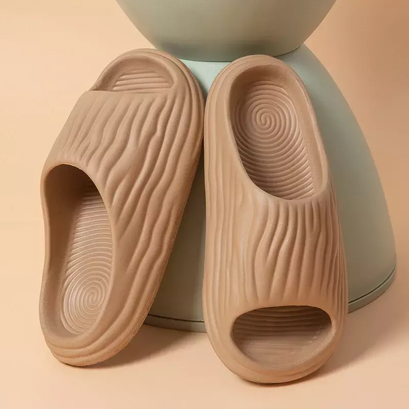 Comemore sandal wanita pria, sepatu datar lipit mode baru 2024, sandal dalam ruangan rumah lembut, sepatu pantai musim panas antiselip