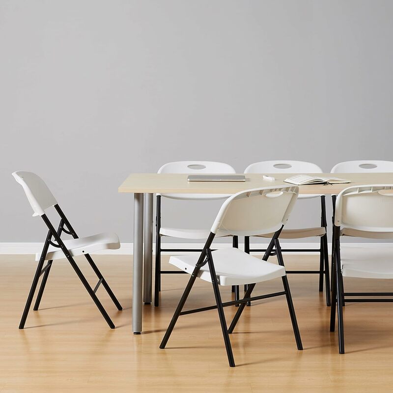 Składane plastikowe krzesło Amazon Basics o udźwigu 350 funtów — 6 szt., białe