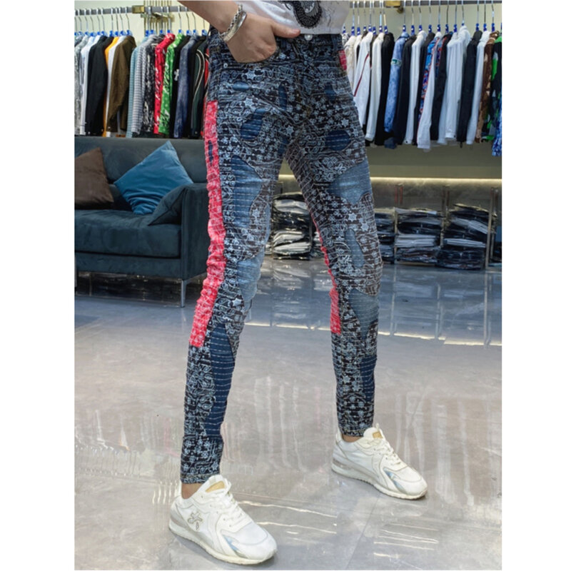 Pantaloni da uomo alla moda a contrasto nero rosso irregolare con toppa pantaloni con stampa Paisley di moda Jeans Slim Fit con ricamo con cuciture superiori