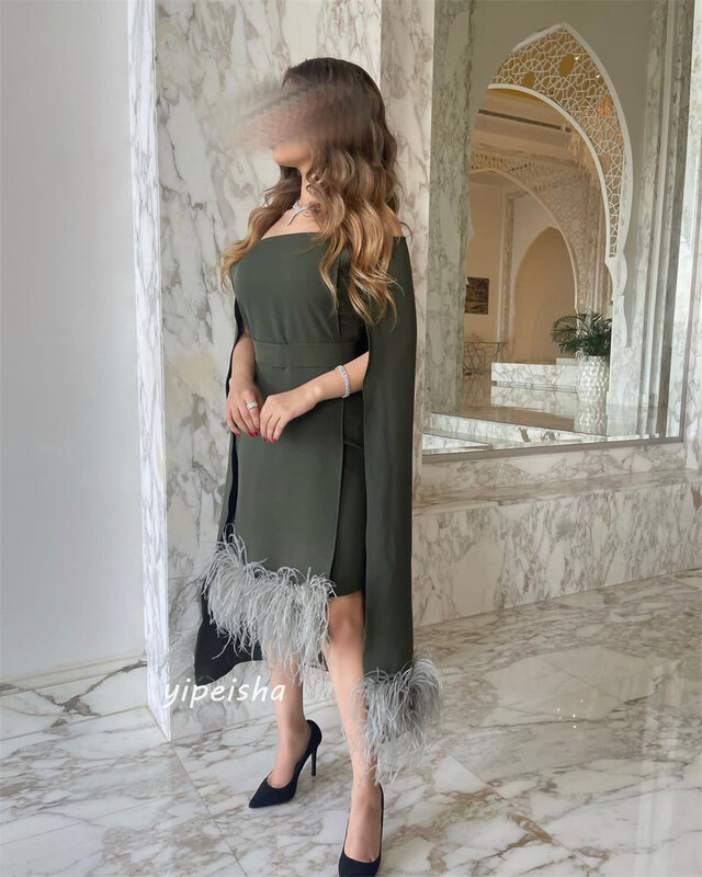 Ballkleid Saudi-Arabien Satin Feder falte Cocktail party A-Linie schulter frei maßge schneiderte Anlass Kleid knielange Kleider