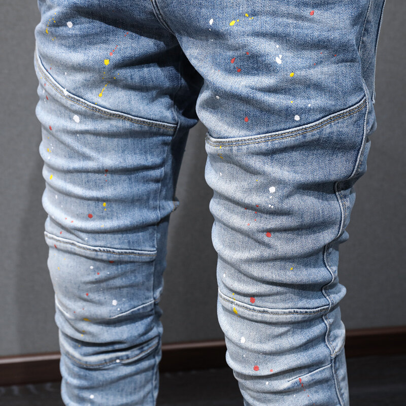 Pantalones vaqueros de motorista para Hombre, Jeans Retro, azul claro, elásticos, ajustados, parcheados, diseño pintado, Hip Hop