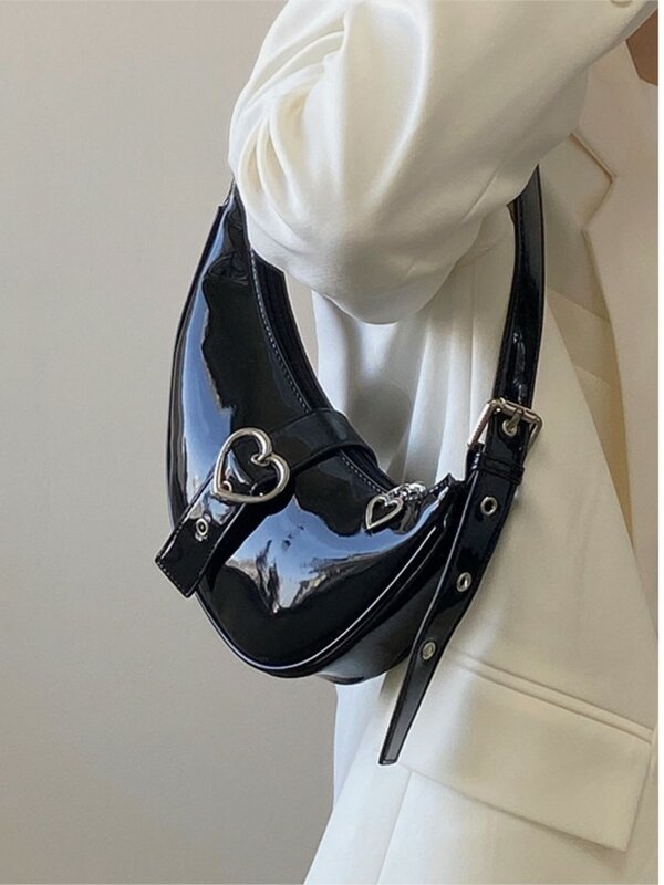 Bolsa de axilas de couro PU crescente feminina, bolsa de ombro luxuosa, coração retrô de alta qualidade, preto simples, portátil, moda nova, 2024
