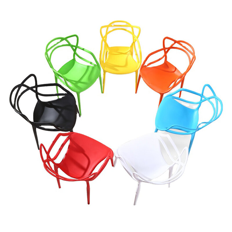 ダイニングとシンプルでカジュアルなモダンなスタイルのプラスチック製の椅子