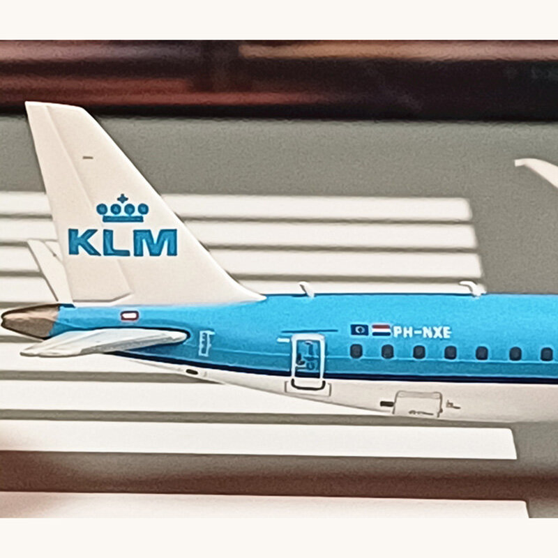 Gegoten ERJ-195 Gjklm2197vliegtuigen Legering Plastic Model 1:400 Scaletoy Geschenkcollectie Simulatie Display Decoratie