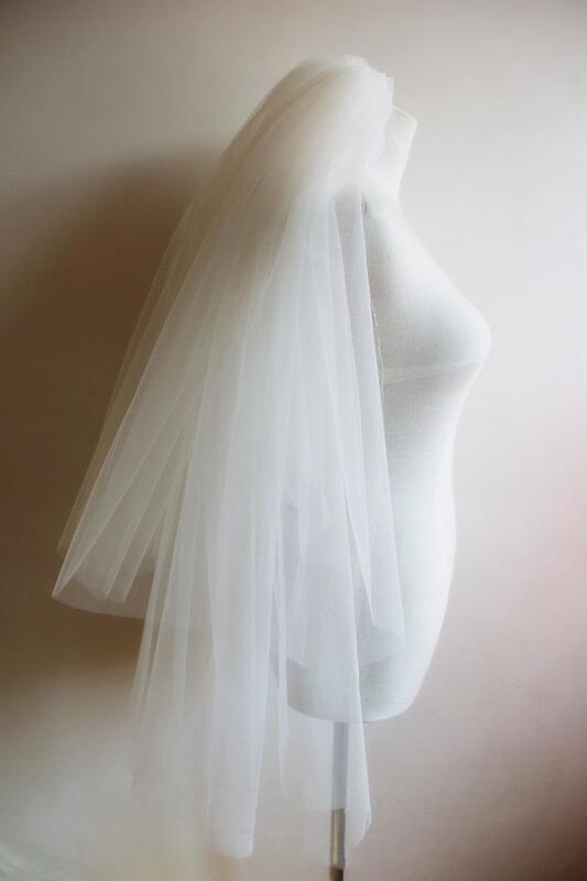 Kerudung pernikahan Pendek dua lapis Tule lembut populer dengan sisir Aksesori pengantin kerudung tepi potong gading putih