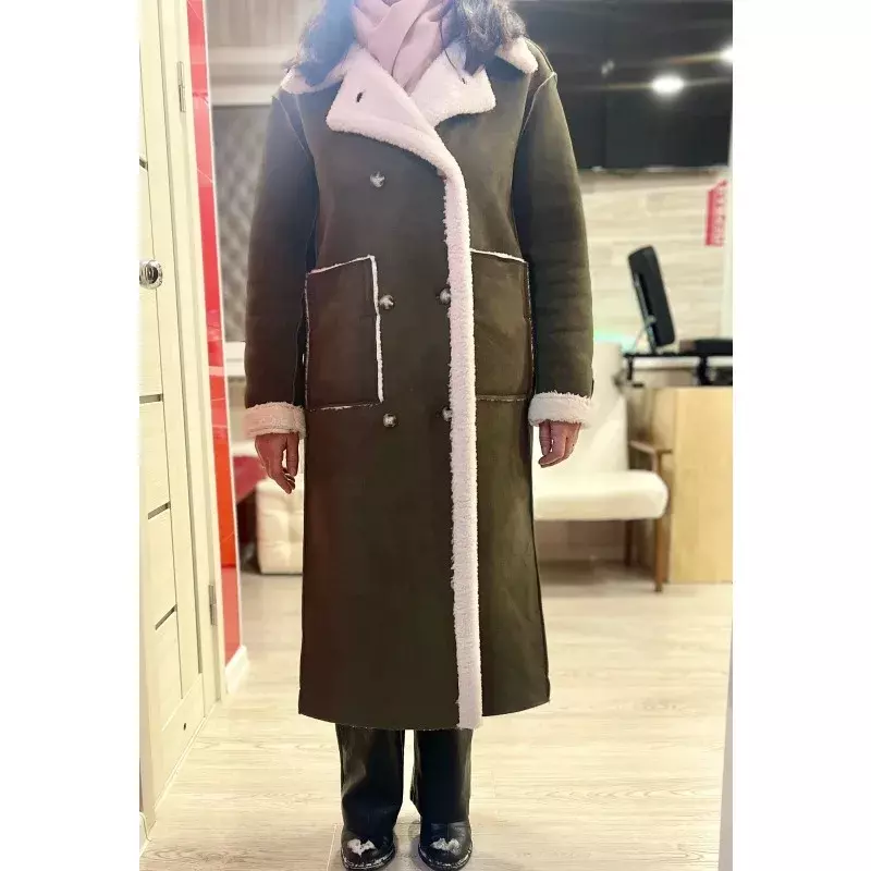 Lange Jacke aus Lamm wolle mit integriertem Damen mantel aus Leder fell für modische Silhouette für Wärme