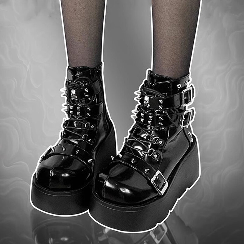 Sepatu bot Punk Platform Chunky untuk wanita, sepatu bot kulit Pu warna hitam, sepatu bot Punk dengan gesper logam, sepatu bot musim dingin 2023 untuk wanita