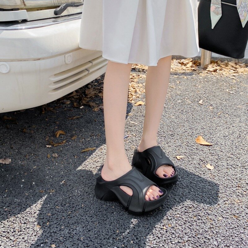 Sandálias femininas de sola grossa de EVA, chinelos de salto alto, confortáveis e macios, ao ar livre, venda quente, novo, 2024